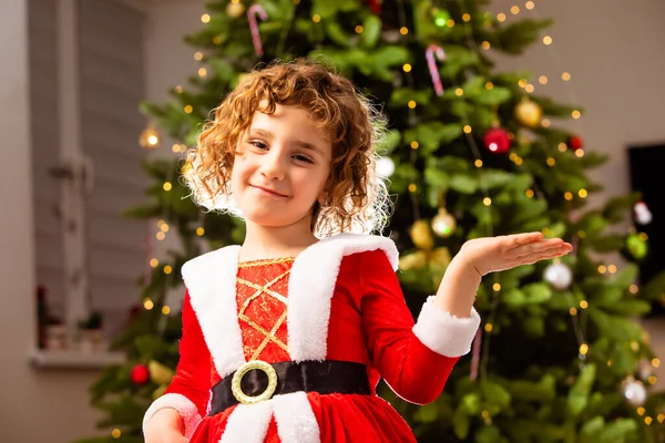 Noel Elbisesi Içindeki Sevimli Kız Işıklarla Süslenmiş Klasik Noel Ağacının — Stok fotoğraf