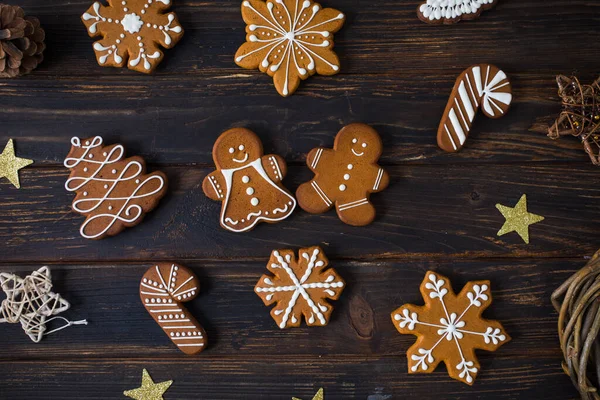 木製のテーブルの上に砂糖の装飾釉薬と様々な形状のクリスマスクッキー 装飾とフラットレイアウト — ストック写真
