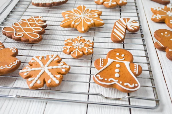 Peperkoek Koekjes Witte Houten Tafel Kerstmensen Sneeuwvlokken Figuren — Stockfoto