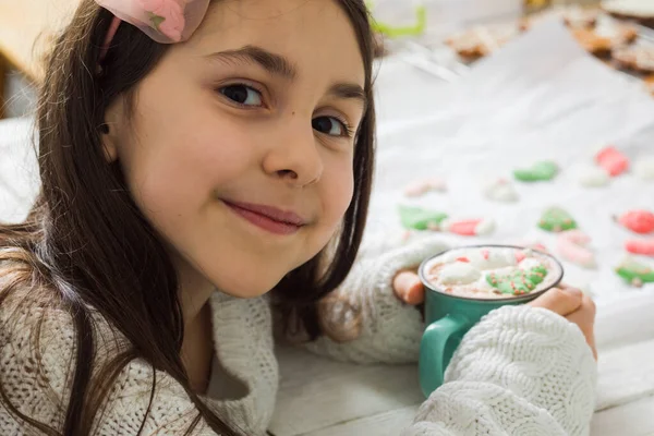 Vánoční Horká Čokoláda Sněhulákem Marshmallow Dívka Ruce Držet Šálek Legrační — Stock fotografie