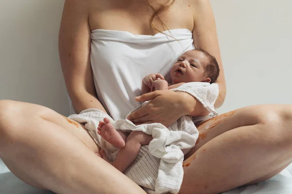 新生児を持つ女性には休息があります 生まれて1分後 — ストック写真
