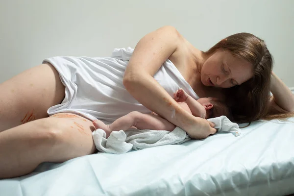 Γυναίκα Νεογέννητο Μωρό Έχουν Ένα Υπόλοιπο Πρώτα Λεπτά Μετά Γέννα — Φωτογραφία Αρχείου