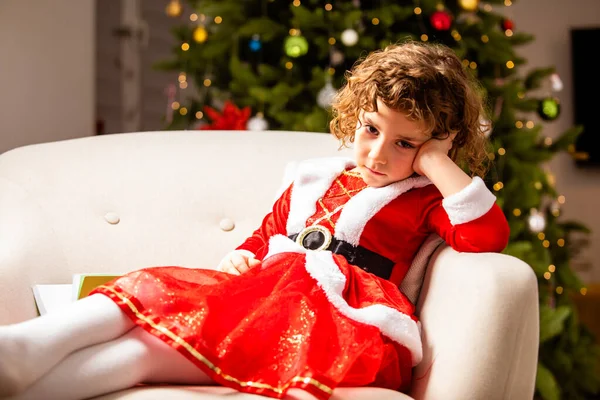 Adorable Chica Vestido Navidad Cerca Del Clásico Árbol Navidad Decorado —  Fotos de Stock