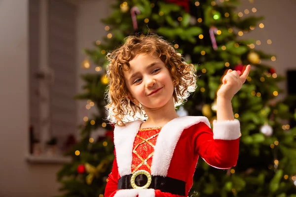 Urocza Dziewczyna Sukni Świątecznej Pobliżu Klasycznej Choinki Urządzone Lampkami — Zdjęcie stockowe