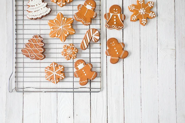 Lebkuchen Auf Weißem Holztisch Weihnachtsmenschen Und Schneeflocken — Stockfoto