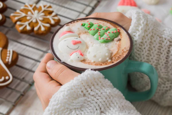 圣诞热巧克力加雪人棉花糖女孩的手捧着杯子 喝着有趣的热可可饮料 — 图库照片