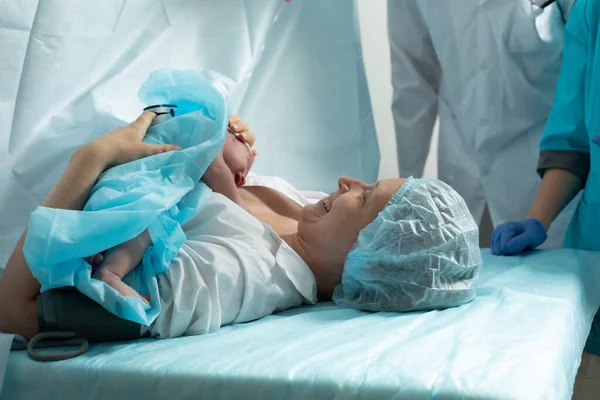 Mother Holds Newborn Baby Hospital Seconds Birth — Foto de Stock