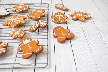 Beyaz ahşap masada zencefilli kurabiye, Noel insanları ve kar taneleri figürleri