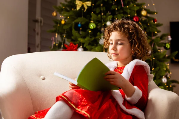 Mooi Klein Meisje Zit Stoel Naast Een Mooi Versierde Kerstboom — Stockfoto