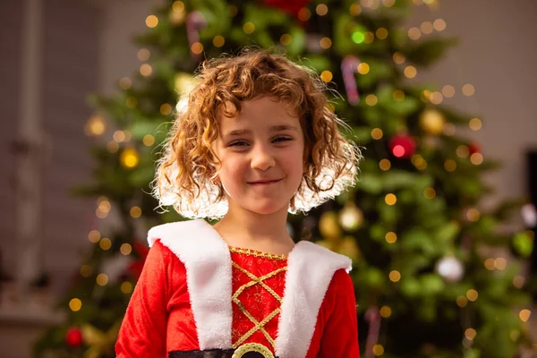Αξιολάτρευτο Κορίτσι Χριστουγεννιάτικο Φόρεμα Κοντά Στο Κλασικό Διακοσμημένο Χριστουγεννιάτικο Δέντρο — Φωτογραφία Αρχείου