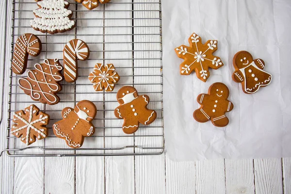 Peperkoek Koekjes Witte Houten Tafel Kerstmensen Sneeuwvlokken Figuren — Stockfoto