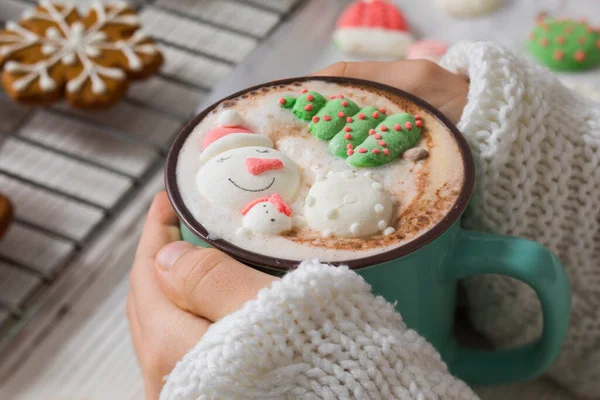 圣诞热巧克力加雪人棉花糖女孩的手捧着杯子 喝着有趣的热可可饮料 — 图库照片