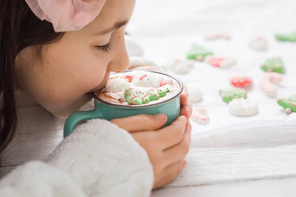 Christmas Hot Chocolate Snowman Marshmallow Girl Hands Hold Cup Funny — Stock Photo, Image