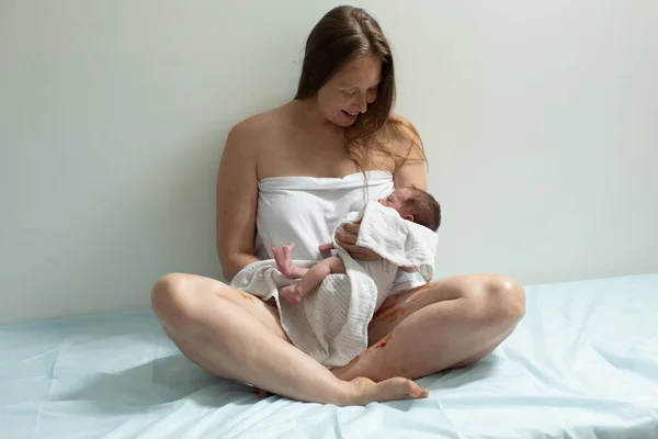Γυναίκα Νεογέννητο Μωρό Έχουν Ένα Υπόλοιπο Πρώτα Λεπτά Μετά Γέννα — Φωτογραφία Αρχείου