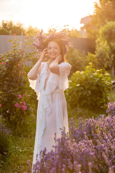 Frau Mit Lavendelkranz Und Weißem Kleid Garten Mädchen Sammelt Lavendel — Stockfoto