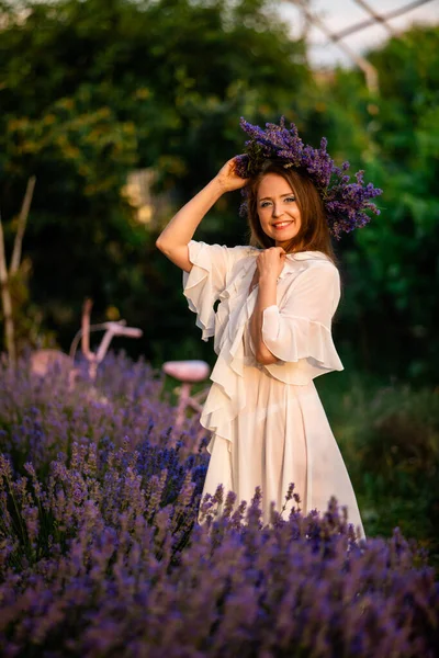 Frau Lavendelkranz Und Weißem Kleid Auf Dem Lavendelfeld Mädchen Sammelt — Stockfoto