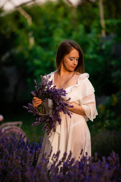 Frau Mit Lavendelkranz Und Weißem Kleid Garten Mädchen Sammelt Lavendel — Stockfoto