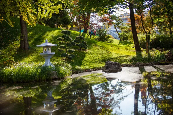 春天的日本花园 美丽而平静的湖景 — 图库照片