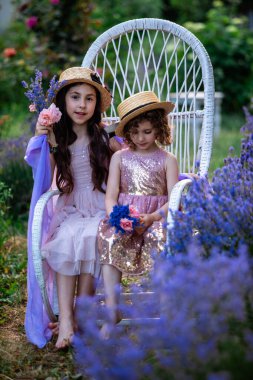 Lavanta çalılıklarda saman şapkalı sevimli kardeşlere romantik bir portre