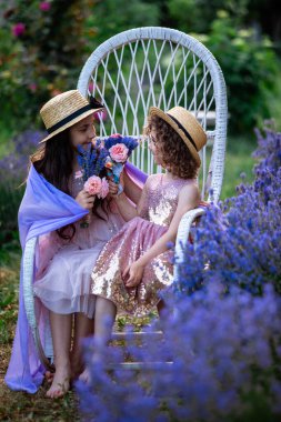 Lavanta çalılıklarda saman şapkalı sevimli kardeşlere romantik bir portre