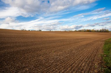 Taze kırılmış yeni tarla ve bulut manzaralı bahar manzarası