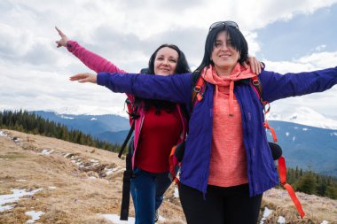 İki bayan arkadaş eğleniyor ve safranın tadını çıkarıyor ilkbaharın başlarında dağlarda çiçek açarak.