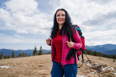 Yürüyüş yapan kadın, bahar başında Carpathian dağlarında safran çiçeklerini sever.