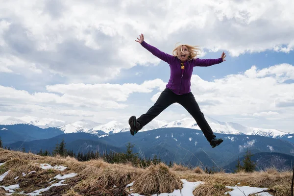Kadınlar eğleniyor ve safranın baharın başlarında dağlarda açmasından hoşlanıyor.