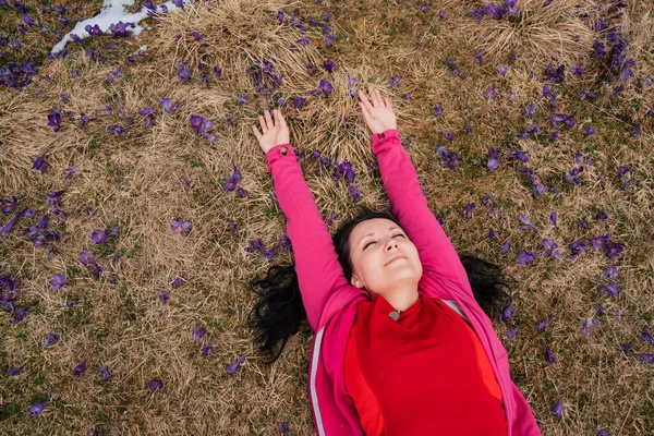 Kobieta Turysta Cieszy Szafran Kwitnący Karpatach Wczesną Wiosną Podczas Podróży Obrazek Stockowy
