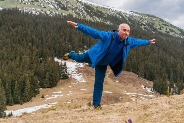 Erkek yürüyüşçü, gezi sırasında ilkbaharın başlarında Karpat Dağları 'nın manzarasından hoşlanır.