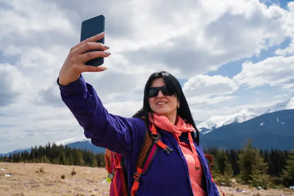 Γυναίκα Κάνει Αυτοπροσωπογραφία Κατά Διάρκεια Μιας Πεζοπορίας Στο Βουνό Στην Εικόνα Αρχείου