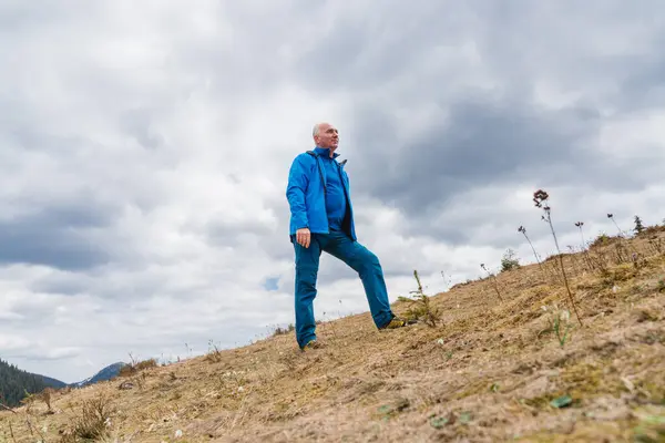 Hombre Excursionista Disfruta Las Nevadas Que Florecen Las Montañas Los Fotos de stock libres de derechos