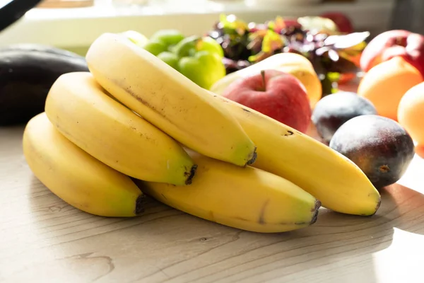 Свіжі Фрукти Кухні Концепції Здорового Способу Життя Фокус Бананах Ліцензійні Стокові Фото