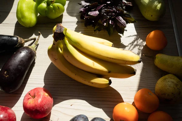 新鲜水果在厨房为健康的生活方式的概念 重点是香蕉 免版税图库照片