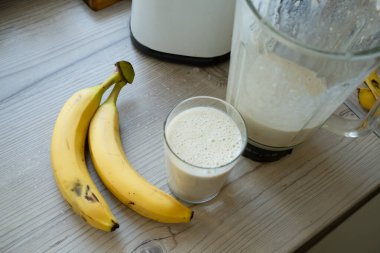 Mutfakta vejetaryen muzlu smoothie var. Sağlıklı gıda konsepti