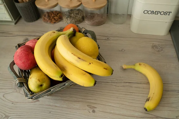 Korg Med Färska Frukter Bordet Köket Bananer Förgrunden Stockbild