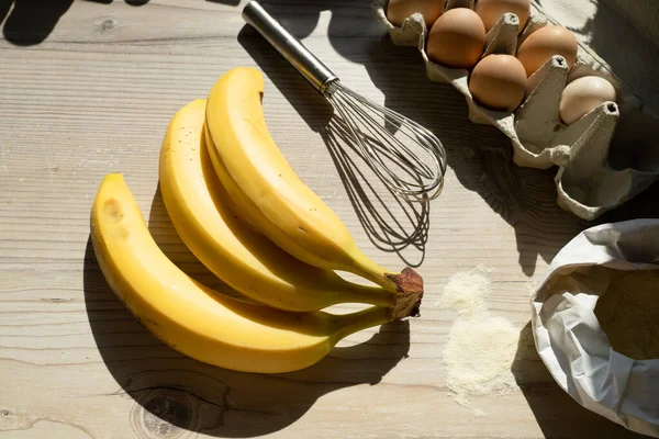 Ingredienser För Banan Bakverk Ovanifrån Trä Bakgrund Royaltyfria Stockfoton