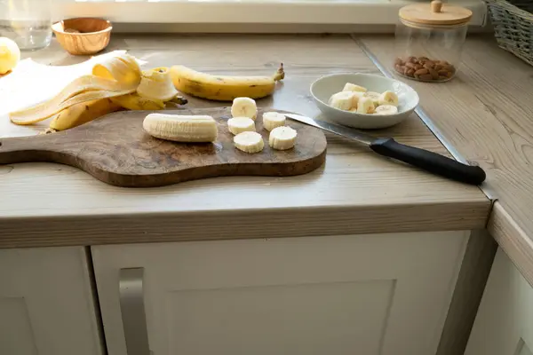 Skivade Bananer Bordet Vid Köket Royaltyfria Stockbilder