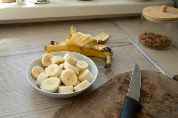 在厨房的桌子上切好的香蕉 图库照片