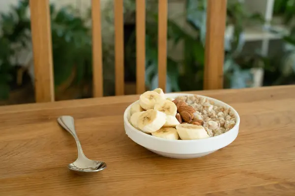 Havregryn Med Banan Honung Och Mandel Till Frukost Bordet Stockbild