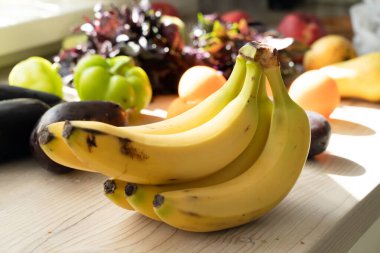 Sağlıklı Yaşam Tarzı konsepti için mutfakta taze meyve var. Muza odaklan.