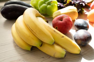 Sağlıklı Yaşam Tarzı konsepti için mutfakta taze meyve var. Muza odaklan.