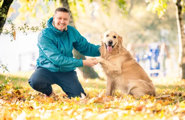 Uomo Che Gioca Con Suo Cane Golden Retriever Nel Parco — Foto Stock