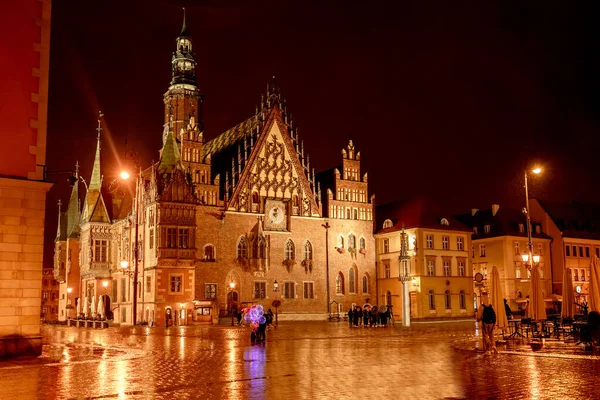 旧市庁舎 最近ではゴシック様式の建物ポーランドのヴロツワフ市博物館夜 — ストック写真