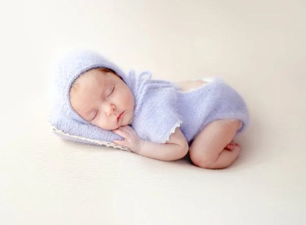 Newborn Baby Girl Wearing Knitted Costume Wreath Lying Pillow Cute — Foto Stock