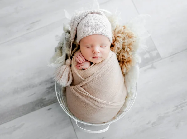 Νεογνό Μωρό Πασαλειμμένο Ύφασμα Που Κοιμάται Στο Καλάθι Γλυκό Παιδικό — Φωτογραφία Αρχείου