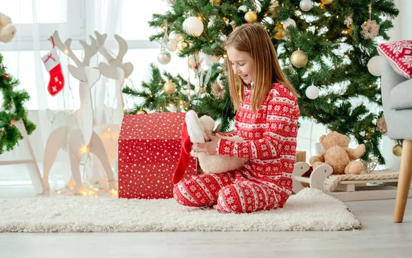 Mooi Kind Meisje Open Kerst Rode Geschenkdoos Thuis Met Traditionele — Stockfoto