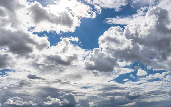 Λευκά Σύννεφα Ένα Όμορφο Ουρανό Και Τον Απόηχό — Φωτογραφία Αρχείου