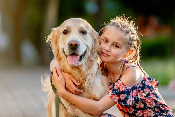 Kleutermeisje Met Golden Retriever Hond Zittend Het Park Mooie Zomerdag — Stockfoto
