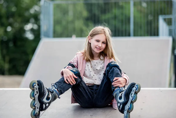 Schattig Meisje Rolschaatser Zittend Stadspark Grond Mooie Vrouwelijke Tiener Kind — Stockfoto